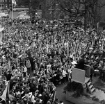 850773 Afbeelding van de aubade van ca. 3500 schoolkinderen op het Domplein te Utrecht, ter gelegenheid van het ...